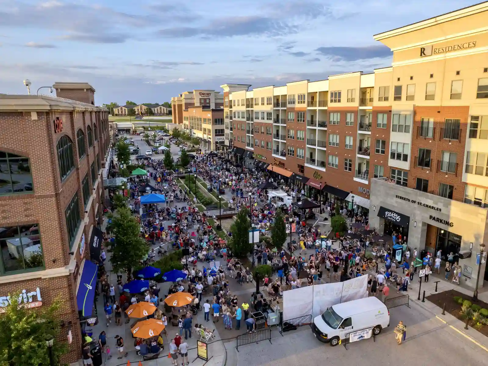 Crowd in the streets of Saint Charles